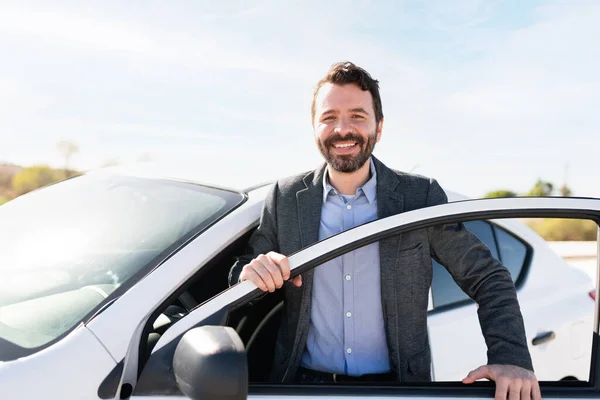 Portrait Happy Hispanic Guy His 30S Getting Driver Seat His — Stock Photo, Image
