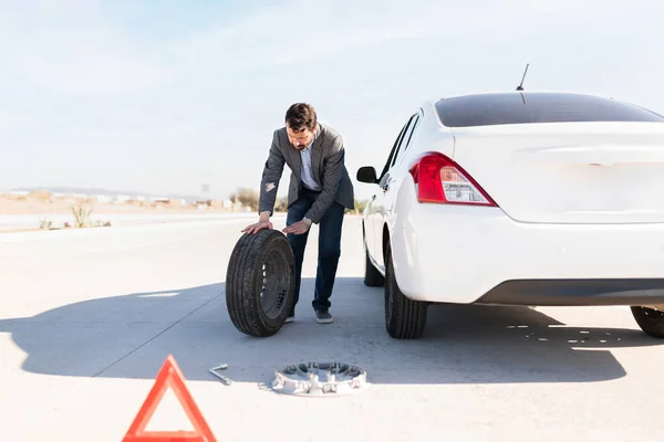 Spanisch Erwachsener Mann Beendet Reifenwechsel Seinem Auto Straßenrand — Stockfoto