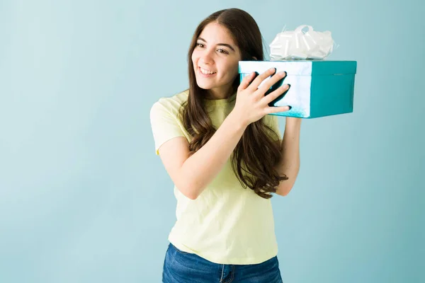 Smiling Pretty Woman Her 20S Trying Guess What Gift Box — Stock Photo, Image