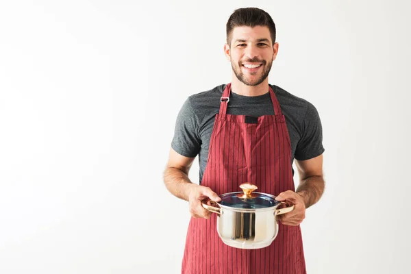 Porträt Eines Lächelnden Jungen Mannes Mit Schürze Und Einem Kochtopf — Stockfoto