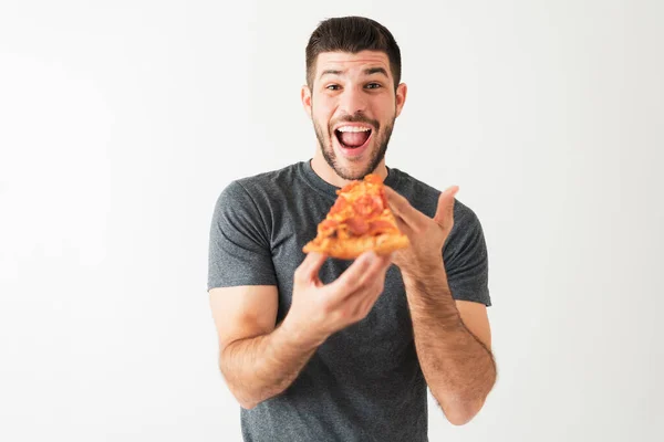 Hispánec Muž Jeho 20S Velmi Vzrušený Šťastný Jíst Feferonkové Pizzy — Stock fotografie