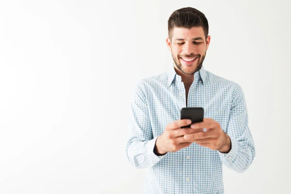 Attractive Guy His 20S Smiling Texting His Cellphone Latin Guy — Stock Photo, Image