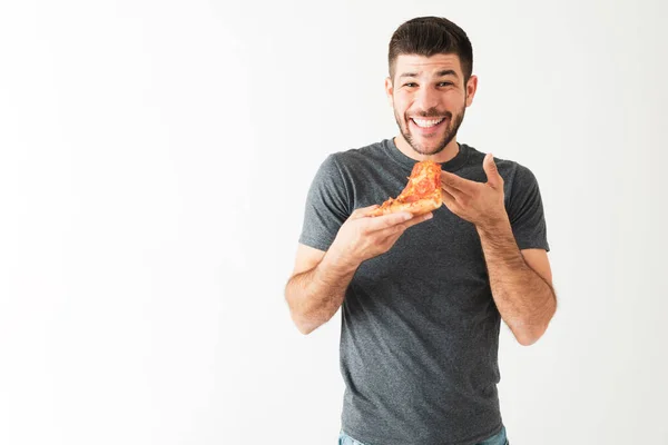 Portraitaufnahme Eines Gut Aussehenden Jungen Mannes Der Eine Scheibe Pfefferoni — Stockfoto