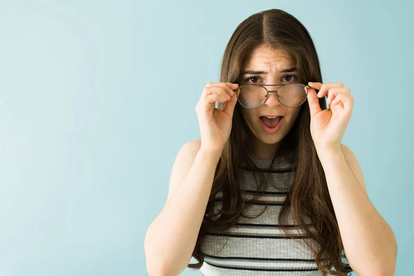 Hermosa Joven Sosteniendo Sus Gafas Hacia Abajo Con Choque Expresión —  Fotos de Stock