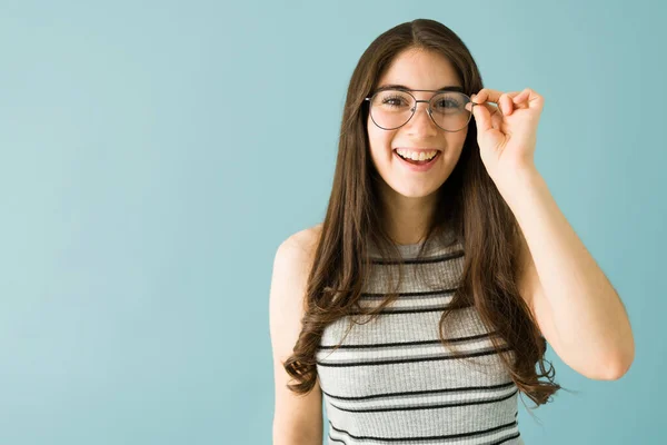 Estúdio Tiro Uma Mulher Bonita Sorridente Tocando Seus Óculos Isolado — Fotografia de Stock