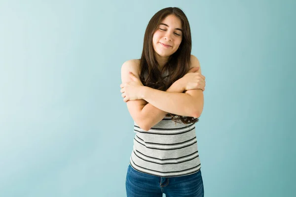 Pretty Woman Her 20S Hugging Herself Peaceful Smile Her Eyes — Stock Photo, Image