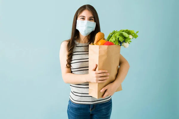 Glückliche Junge Frau Mit Gesichtsmaske Trägt Während Der Coronavirus Pandemie — Stockfoto