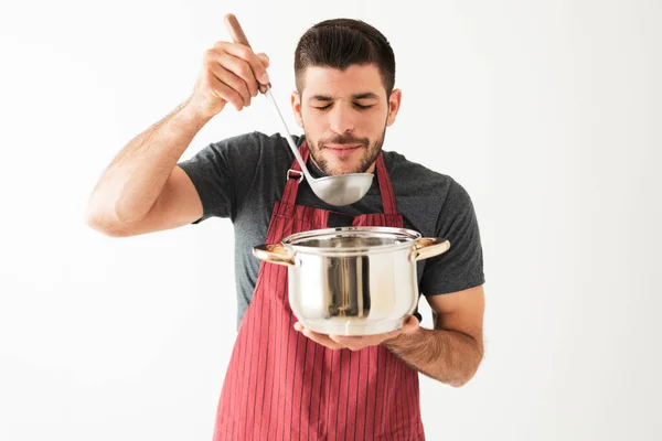 Atractivo Hispano Unos Años Con Delantal Feliz Mientras Prueba Con — Foto de Stock