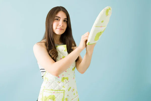 Retrato Una Atractiva Mujer Caucásica Con Delantal Guantes Cocina Delante — Foto de Stock