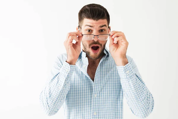 Joven Vistiendo Una Camisa Sostiene Sus Gafas Con Choque Expresión —  Fotos de Stock