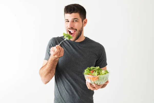 Homem Latino Jovem Saudável Comendo Legumes Uma Salada Verde Estúdio — Fotografia de Stock