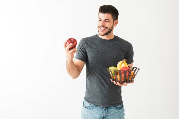 Der Hispanische Junge Mann Lächelt Und Spielt Mit Einem Apfel — Stockfoto