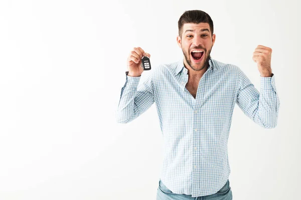 Hombre Latino Unos Años Está Muy Emocionado Conseguir Primer Coche —  Fotos de Stock