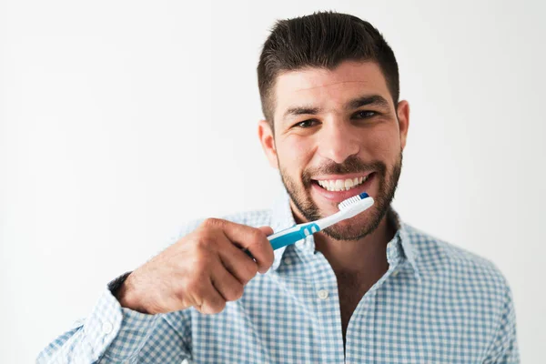 Портретний Знімок Усміхненого Молодого Іспаномовного Чоловіка Який Чистить Білі Зуби — стокове фото