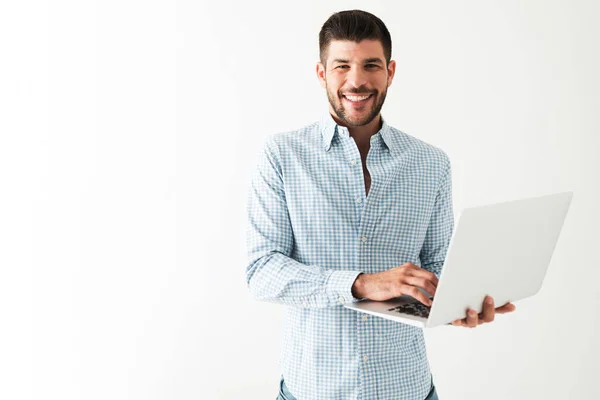 Felice Ispanico Giovane Uomo Che Celebra Suo Successo Mentre Tiene — Foto Stock