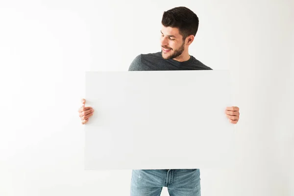 Joven Apuesto Unos Años Sonriendo Mirando Hacia Abajo Una Señal —  Fotos de Stock