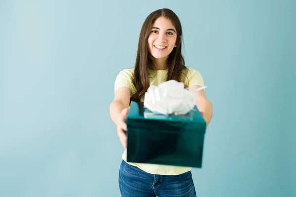 Attraktive Frau Ihren Zwanzigern Freut Sich Jemandem Ein Schönes Geschenk — Stockfoto