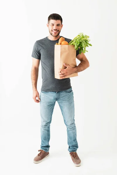 Jovem Atraente Vestindo Roupas Casuais Carregando Saco Mantimentos Com Frutas — Fotografia de Stock