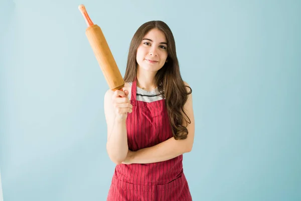 Retrato Una Cocinera Sonriente Con Delantal Listo Para Empezar Hornear — Foto de Stock