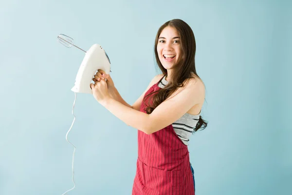 Zijaanzicht Van Een Gelukkige Mooie Jonge Vrouw Draagt Een Schort — Stockfoto