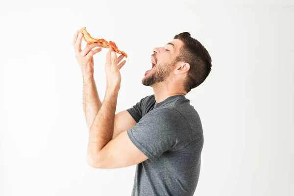 Seitenansicht Eines Hispanischen Mannes Seinen Zwanzigern Mit Einem Verlangen Nach — Stockfoto