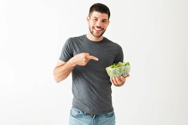 Glücklicher Hispanischer Junger Mann Mit Gesunder Ernährung Zeigt Auf Einen — Stockfoto