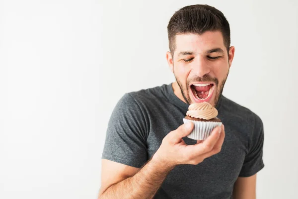 Gut Aussehender Hispanischer Mann Seinen Zwanzigern Der Vor Weißem Hintergrund — Stockfoto