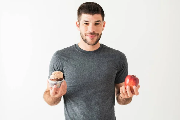 Schöner Junger Lateinischer Mann Der Jeder Hand Einen Apfel Und — Stockfoto