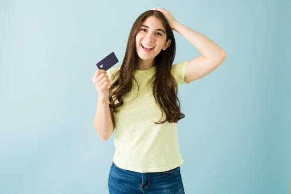Žena Běloška Věku Let Překvapeným Šťastným Výrazem Ukazující Kreditní Kartu — Stock fotografie