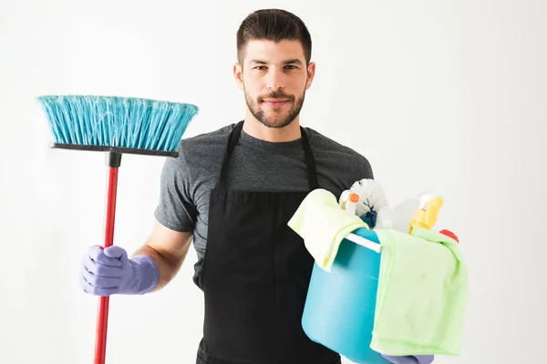 Junger Mann Ist Bereit Hausarbeit Mit Schürze Und Handschuhen Verrichten — Stockfoto