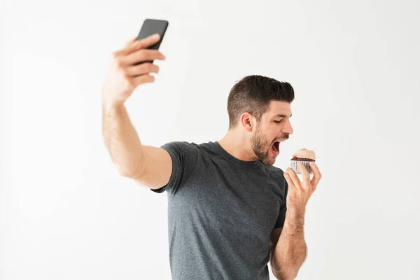 Atractivo Joven Tomando Una Selfie Con Teléfono Inteligente Mientras Come — Foto de Stock