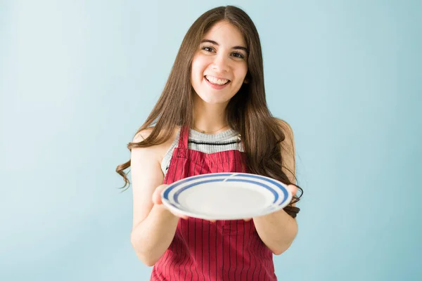 Una Guapa Cocinera Unos Años Con Delantal Cocina Plato Vacío — Foto de Stock