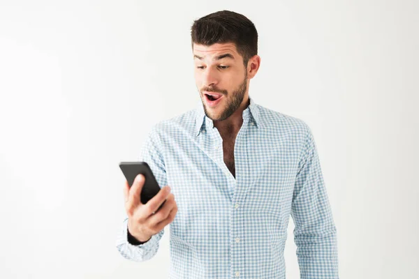 Captura Estudio Joven Feliz Mirando Mensaje Texto Teléfono Inteligente Con — Foto de Stock