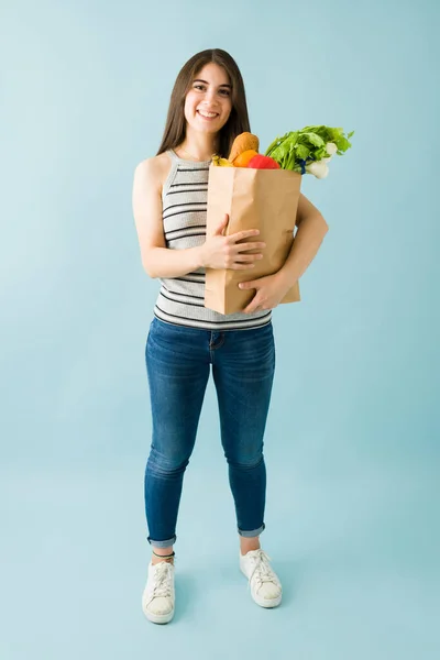 迷人的年轻女子穿着休闲装 提着一袋五颜六色的水果蔬菜 切碎和土豆 — 图库照片