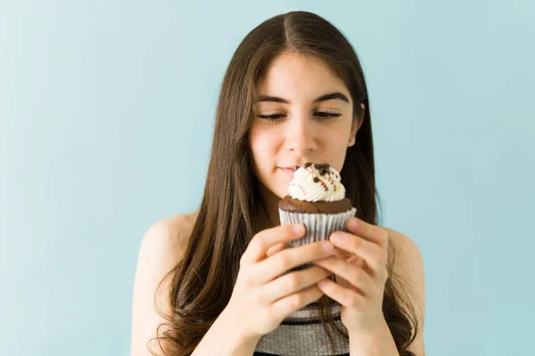 Pretty Woman Her 20S Smelling Looking Chocolate Cupcake Eating Young — Stock Photo, Image