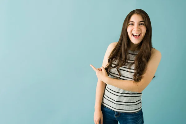 Attractive Young Woman Wearing Casual Clothes Cheerful Expression Pointing Copyspace — Stock Photo, Image