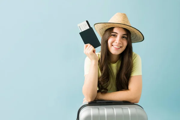 Retrato Uma Jovem Atraente Usando Chapéu Tropical Pronto Para Aeroporto — Fotografia de Stock