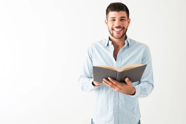 Joven Hispano Con Camisa Sonriendo Cámara Sosteniendo Libro Abierto Frente —  Fotos de Stock