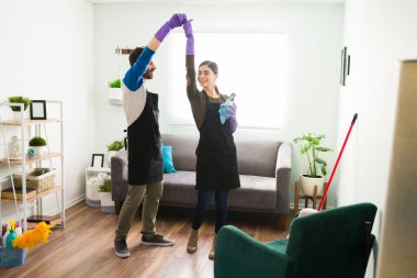 Çekici bir Latin çiftin dans edişini ve evde tüm ev işlerini yaparken eğlenişini uzun uzadıya izleyebiliriz.