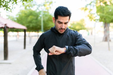 İspanyol genç adam parkta antrenmanlarını bitirdikten sonra akıllı adımlarıyla attığı golleri kontrol ediyor. 