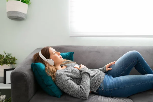 Vista Lateral Joven Hermosa Mujer Tumbada Sofá Relajándose Sala Estar —  Fotos de Stock