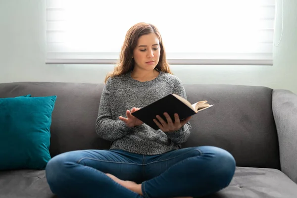 Wanita Muda Kaukasia Membaca Buku Sofa Wanita Cantik Santai Sofa — Stok Foto
