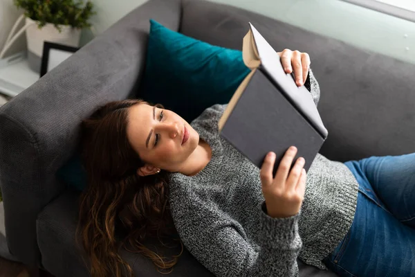 Attraktiv Kvinna Årsåldern Sett Ovanifrån Liggande Soffan Vardagsrum Och Läsa — Stockfoto