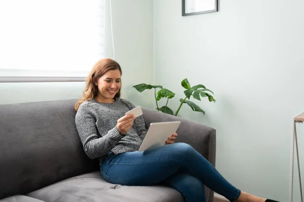 Güzel Bir Bayan Kanepede Otururken Tabletinden Online Alışveriş Yapıyor Kredi — Stok fotoğraf