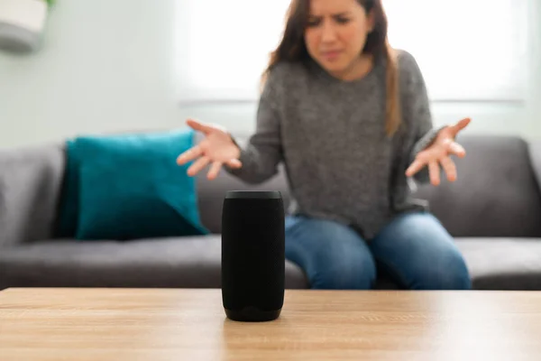 Annoyed Woman Her 20S Angry Expression Because Her Smart Speaker — Stock Photo, Image