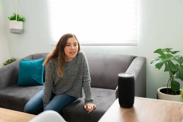 Beautiful Blond Woman Her 20S Giving Command Her Smart Speaker — Stock Photo, Image