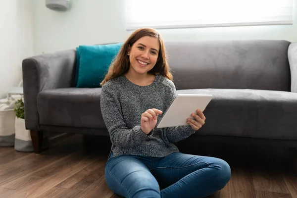 Porträtt Attraktiv Kvinna Årsåldern Som Sitter Sitt Vardagsrum Golv Medan — Stockfoto