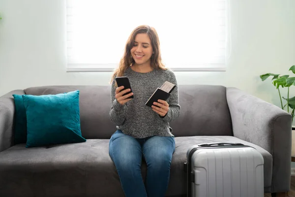 Goed Uitziende Jonge Vrouw Die Gelukkig Uitziet Haar Bank Zit — Stockfoto