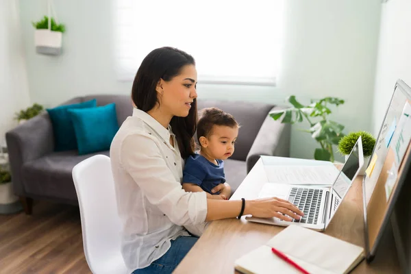 Pretty Young Single Mom Working Home Office Laptop While Holding — Stock Photo, Image