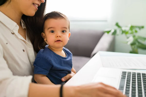 Primer Plano Del Adorable Niño Sentado Regazo Madre Mientras Ella — Foto de Stock